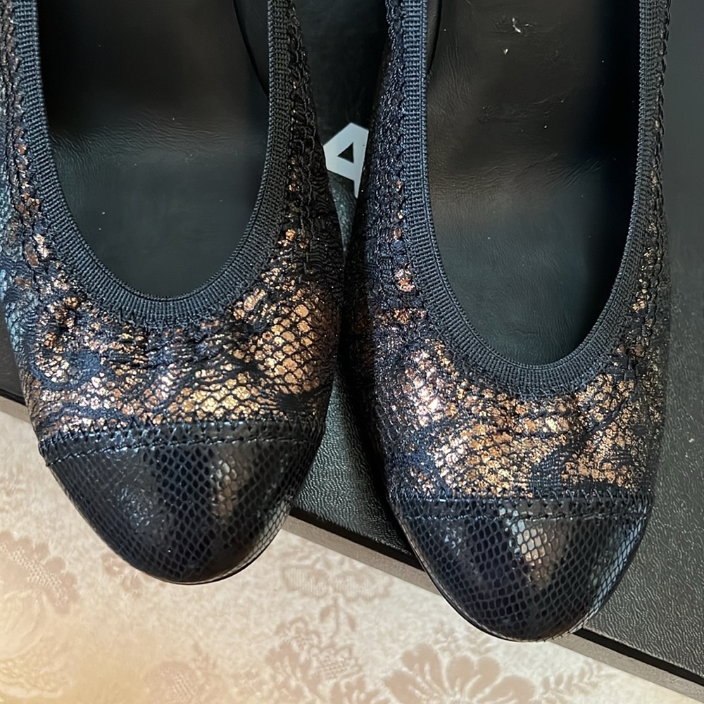 New Chanel shoes with original box - Picture 2 of 12